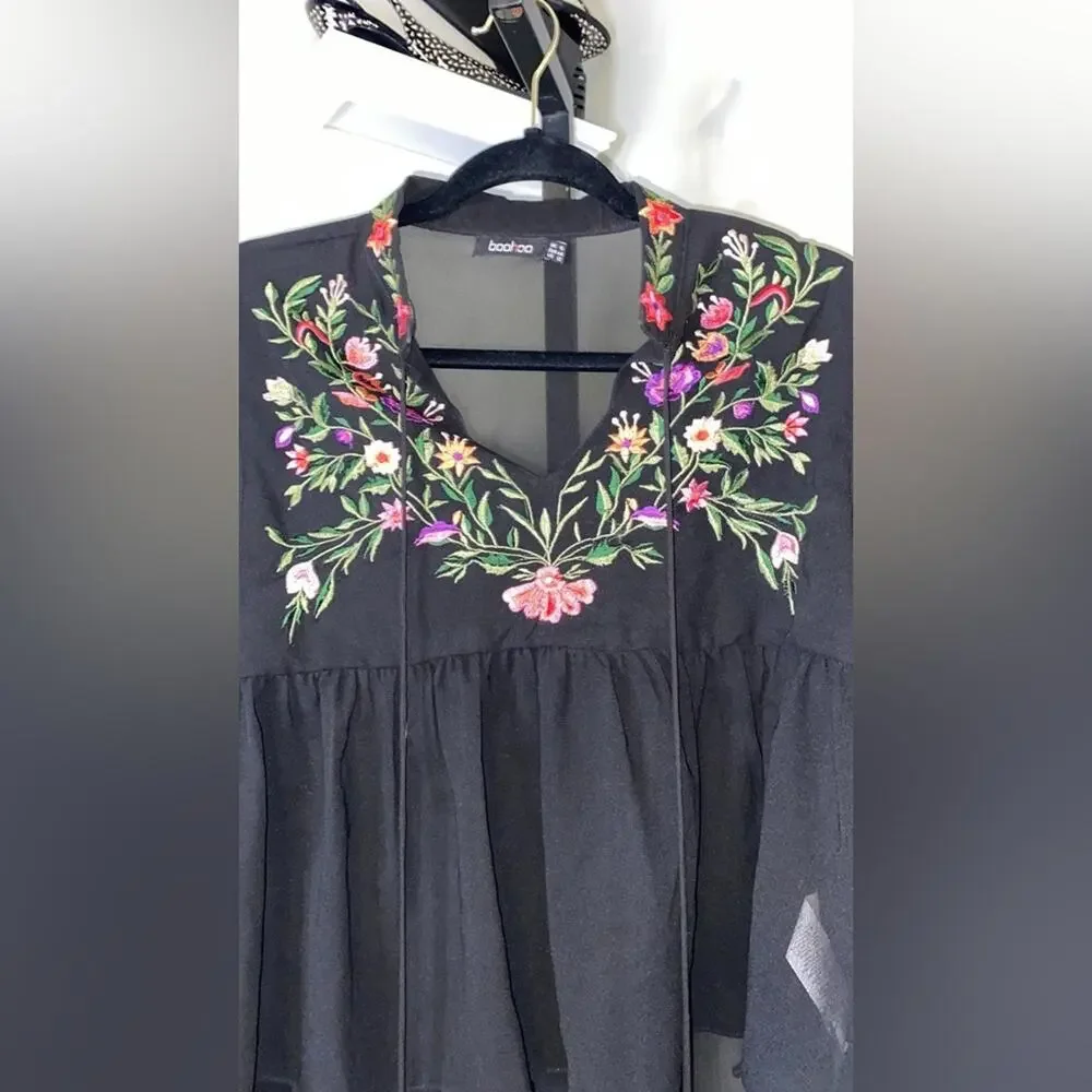 Raised collar blouse with staggered sleeves and embroidery by Boohoo - Picture 12 of 12